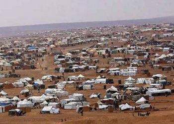 الأردن يسمح بدخول شاحنتين محملتين بسلع غذائية إلى مخيم الركبان بعد توقيع اتفاقية بين أحد التجار وعمان