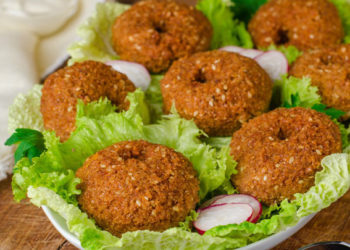 سندويشة الفلافل بأربعة أقراص في دمشق تسجل سعر 1700 ليرة سورية وبستة أقراص 2000 ليرة وبخبز الصمون 2000 ليرة