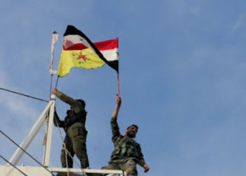 "قسد" تستبدل أعلامها على أسطح 16 مقراً ونقطة عسكرية بأعلام النظام وروسيا في ريف الرقة الشمالي وريف الحسكة الشمالي