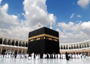 لجنة الحج السورية تستبعد موجها دينيا بعد نشره صورة مثيرة للجدل قرب الكعبة المشرّفة