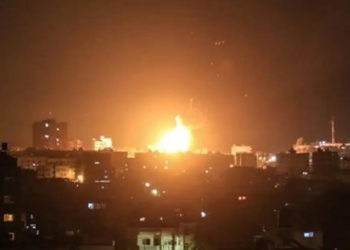 وزارة نقل النظام تعلق الرحلات الجوية في مطار دمشق الدولي وموظف في المطار يؤكد أن القصف استهدف مدرج المطار