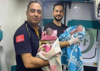 امرأة سورية تلد توأماً داخل سيارة إسعاف في تركيا