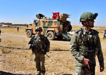 الدفاع التركية تنعي جنديين هما ""ميرت أوتال" و"مولود يورتجو" متأثرين بجراحهما بعد قصف صاروخي من قبل "قسد" استهدف القاعدة التركية في كلجبرين شمال حلب