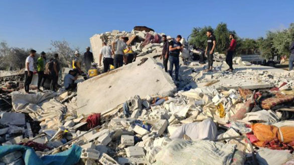 مقتل 7 مدنيين بينهم 5 أطفال وإصابة 14 آخرين بجروح بقصف جوي روسي على بلدة الجديدة غربي إدلب