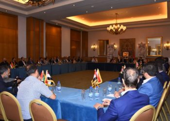 وفد اقتصادي من اﻹمارات يجتمع بمسؤولي النظام في دمشق.. كيف ستدعمه أبو ظبي؟