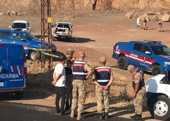 الجثتين تعودان لامرأة سورية تبلغ من العمر 50 عاماً وطفلتها البالغة من العمر 13 عاماً قُتلتا طعناً بالسكين