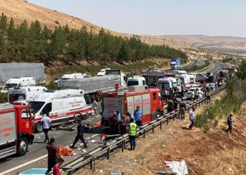 مقتل 16 شخصاً وإصابة 21 آخرين جراء اصطدام حافلة تقل ركاب بفرق إنقاذ كانت تتعامل مع سيارة تدحرجت إلى منحدر على طريق "طرطوس – أضنة – غازي عنتاب"