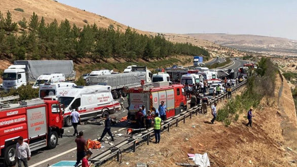 مقتل 16 شخصاً وإصابة 21 آخرين جراء اصطدام حافلة تقل ركاب بفرق إنقاذ كانت تتعامل مع سيارة تدحرجت إلى منحدر على طريق "طرطوس – أضنة – غازي عنتاب"