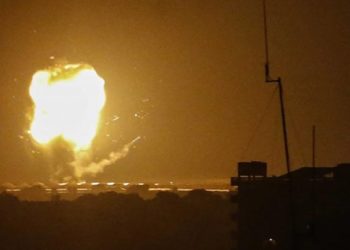 مسؤول بريطاني يُشيد بضربات إسرائيل على أهداف إيرانية في سوريا