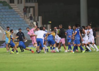 “الاتحاد اﻵسيوي” يفرض غرامة مالية على فريقي “جبلة” و”الكويت” بعد عراك باﻷيدي بين اللاعبين