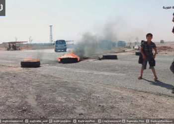 احتجاجات شعبية في بلدة العزبة بريف دير الزور ضد "قسد" للإفراج عن أبنائهم وهم عناصر في "مجلس دير الزور العسكري"