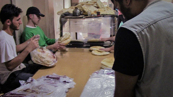 "حكومة الإنقاذ" تتزيد عدد أرغفة ربطة الخبز من 5 إلى 6 أرغفة وبسعر 5 ليرات تركية