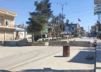 موقع "باسنيوز": وفداّ من "الإدارة الذاتية" برئاسة "بدران جيا كورد" التقى محافظ الحسكة التابع للنظام "لؤي صيوح" في مبنى المحافظة ضمن مناطق سيطرة النظام في زيارة هي الأولى من نوعها