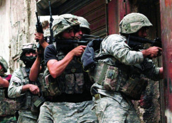 الجيش اللبناني يُنفذ حملة مداهمات في مبانٍ يعيش فيها لاجئون سوريون في منطقة البيرة بقضاء عكار شمالي لبنان أسفرت عن اعتقال 4 لاجئين سوريين