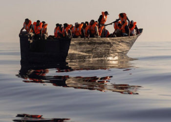 "أسوشيتد برس": حوالي 60 طالب لجوء أخبروا أقرباءهم ومجموعات متطوعين عبر هاتف يعمل عبر الأقمار الصناعية أنهم بقوا دون طعام وماء وحليب أطفال خلال الأيام الثلاثة الماضية