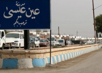 وفد عسكري بقيادة ة قائد القوات الروسية في سوريا "ألكسندر تشايكو" يزور بلدة عين عيسى بريف الرقة ويلتقي مسؤولين بـ "قسد"