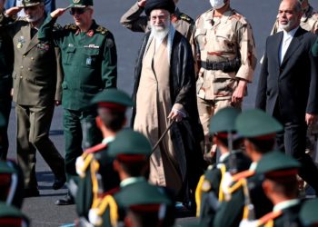 احتجاجات إيران تضرب قطاع النفط وتقترب من شهرها الأول