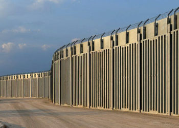 تركيا اليونان طالبي لجوء عراة