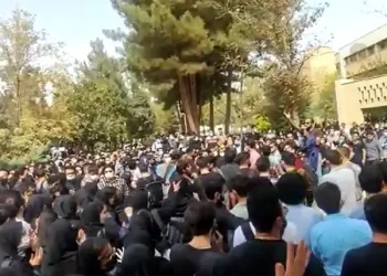 مقتل ضابط بالحرس الثوري وخروج أجزاء واسعة عن سيطرة الحكومة في مدينة إيرانية