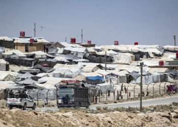 مخيم "الهول" ريف الحسكة "قسد" شمال شرق سوريا فتاتين