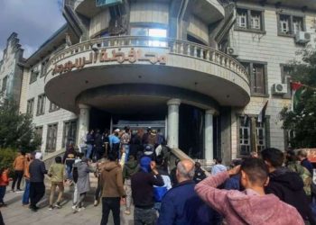 تقرير حقوقي يردّ على اتهام نظام اﻷسد لمحتجّي السويداء بـ”التخريب”