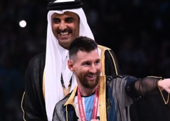 الاتحاد الأرجنتيني يحسم الجدل حول تقليد “البشت” للاعبه “ليونيل” في احتفال كأس العالم