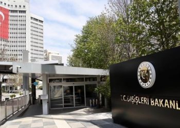 زعيم حزب دنماركي متطرف يعتزم حرق القرآن أمام سفارة تركيا بالسويد.. وأنقرة ترد