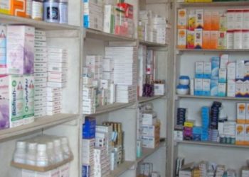 الصيدليات بمناطق سيطرة النظام تتوقف عن صرف “الدواء التأميني” بسبب اﻷسعار