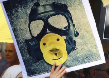 “بودكاست” ألماني يروي فظاعاتٍ عن كيماوي اﻷسد ويحذّر من استمرار خطره