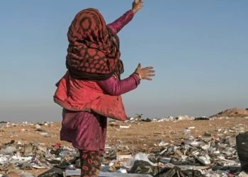 سوريون يعيشون من نفايات الجيش الأمريكي في شمال شرق سوريا