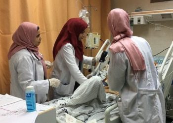 الممرضون يهجرون المشافي.. هكذا اقترح مسؤول بنظام اﻷسد حلّ المشكلة