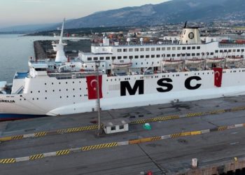 سفينة إيطالية ضخمة ﻹيواء اﻷتراك.. وسوريون يبيتون في العراء بالشمال الغربي