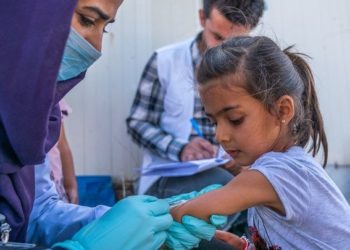 أكثر من ألف فريق جوال ينطلقون في حملة تلقيح واسعة بإدلب وحلب