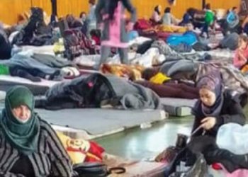 رغم جسور اﻹغاثة.. الجرب والقمل يقضّان مضاجع المنكوبين في مراكز الإيواء بالساحل