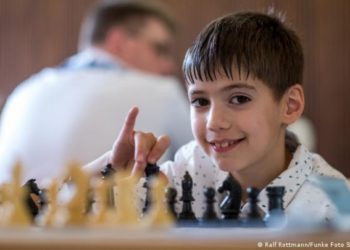 ينتظره مستقبل باهر.. طفل سوري يحوز على لقب “معجزة الشطرنج” في ألمانيا