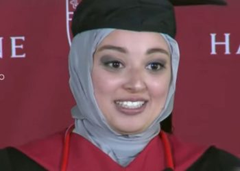 معتزة بحجابها وإسلامها طالبة سورية تخطف اﻷضواء في حفل تخرجها من “هارفرد”