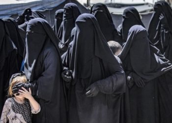 النساء إلى القضاء واﻷطفال إلى “المتابعة الاجتماعية”.. هكذا استعادت فرنسا “مواطنيها” من سوريا