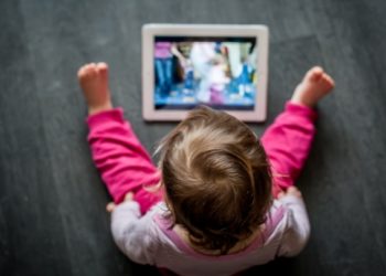 هل حقاً يُضر الجلوس أمام الشاشات باﻷطفال؟.. دراسة حديثة تُجيب