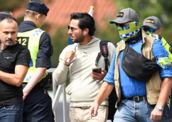 رفقة 10 مصفحات و150 شرطياً.. “موميكا” يستفزّ المسلمين مجدداً في السويد