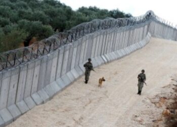 نائب تركي يلاحق جنود الجندرما بسبب انتهاكات ضدّ السوريين.. هكذا ردّ وزير الدفاع