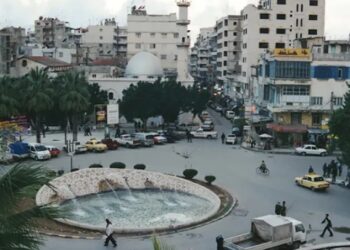 الفوضى تتفاقم.. سلاح حربي كامل في سيارة “رانج” تجوب شوارع اللاذقية