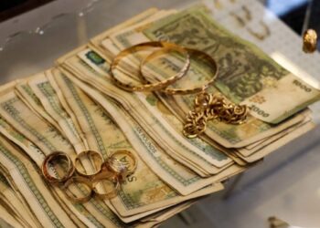 الذهب يواصل الانخفاض.. وهذه أسعار الصرف