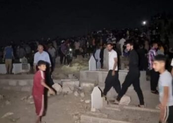 صوت غريب من داخل قبر لاجئ سوري يثير الجدل بالعراق (فيديو)