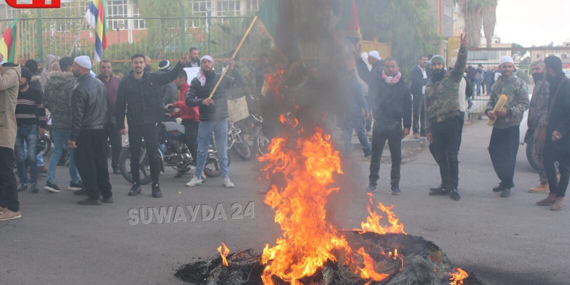 سلطة اﻷسد تستخدم قضية غزة لاختراق احتجاجات السويداء.. وردّ حاسم من المتظاهرين