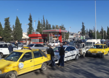 ازدحام أمام إحدى الكازيات