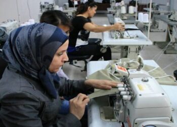 الدوام الليلي بات أمراً معتاداً.. ظاهرة عمل النساء تتفاقم في مناطق سيطرة الأسد