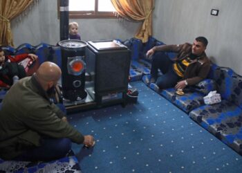 رغم “انخفاض” أسعار مواد التدفئة.. الدفء “بعيد المنال” لمعظم سكان شمال غرب سوريا