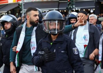 على اللاجئين في ألمانيا تجنّب ذكر فلسطين وإلّا !