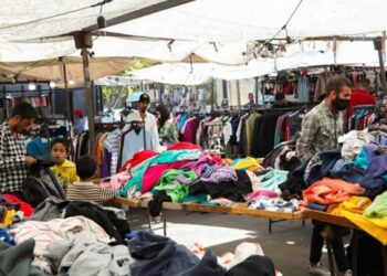 “البالة” ملاذ السكان لمواجهة برد الشتاء القادم في الشمال السوري