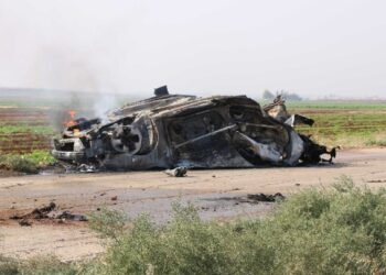 مقتل ممرض وإصابة الطبيب والسائق.. قوات اﻷسد تستهدف سيارة تتبع لمشفىً شرقي إدلب